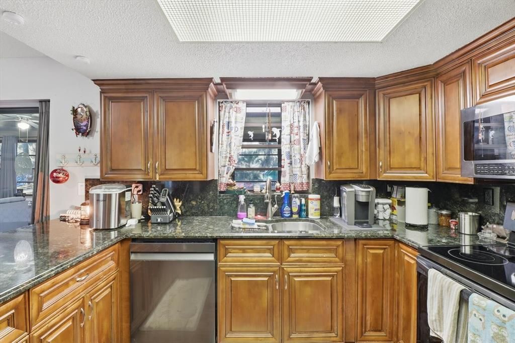 На продажу: $340,000 (3 спален, 2 ванн, 1932 Квадратных фут)