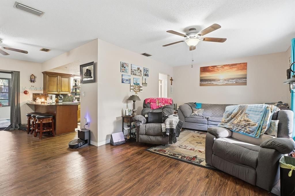 На продажу: $340,000 (3 спален, 2 ванн, 1932 Квадратных фут)