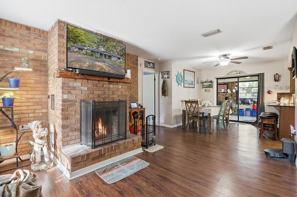 На продажу: $340,000 (3 спален, 2 ванн, 1932 Квадратных фут)