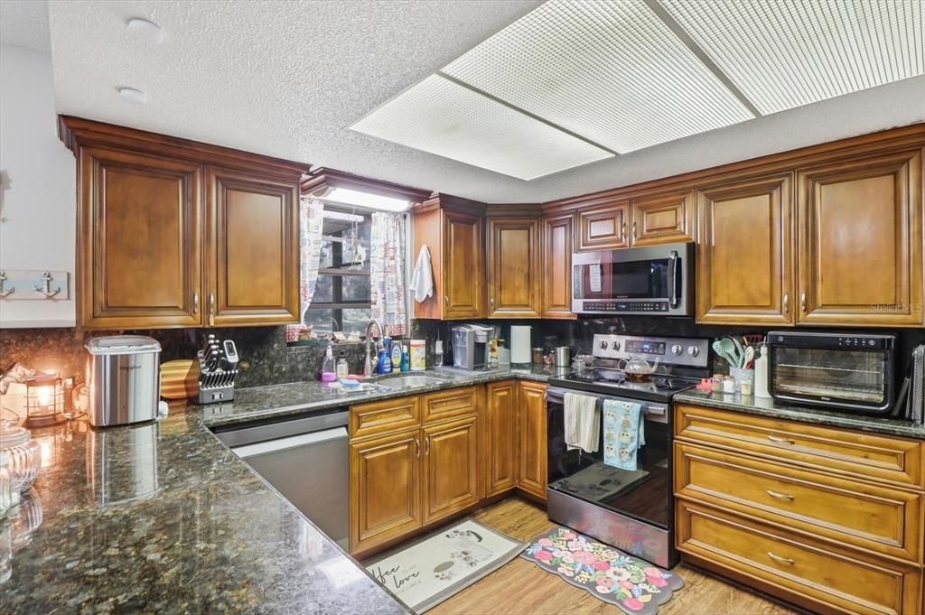 На продажу: $340,000 (3 спален, 2 ванн, 1932 Квадратных фут)