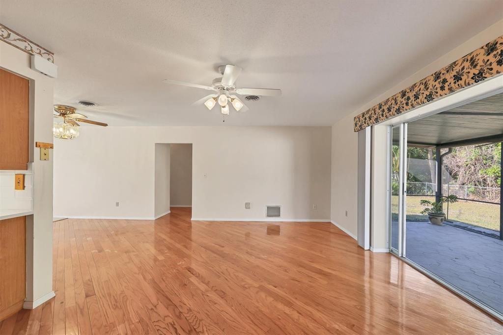 For Sale: $355,000 (3 beds, 2 baths, 1584 Square Feet)