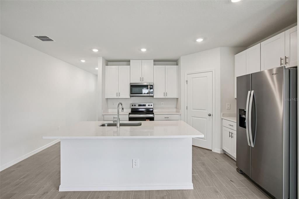 На продажу: $455,540 (4 спален, 2 ванн, 2503 Квадратных фут)