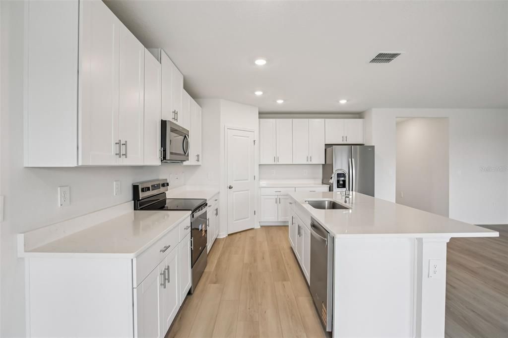 На продажу: $428,030 (4 спален, 3 ванн, 2193 Квадратных фут)