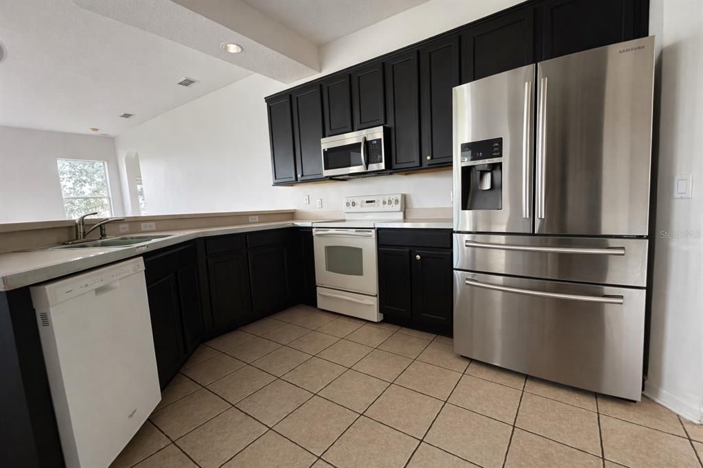 出租: $3,200 (5 贝兹, 3 浴室, 2544 平方英尺)