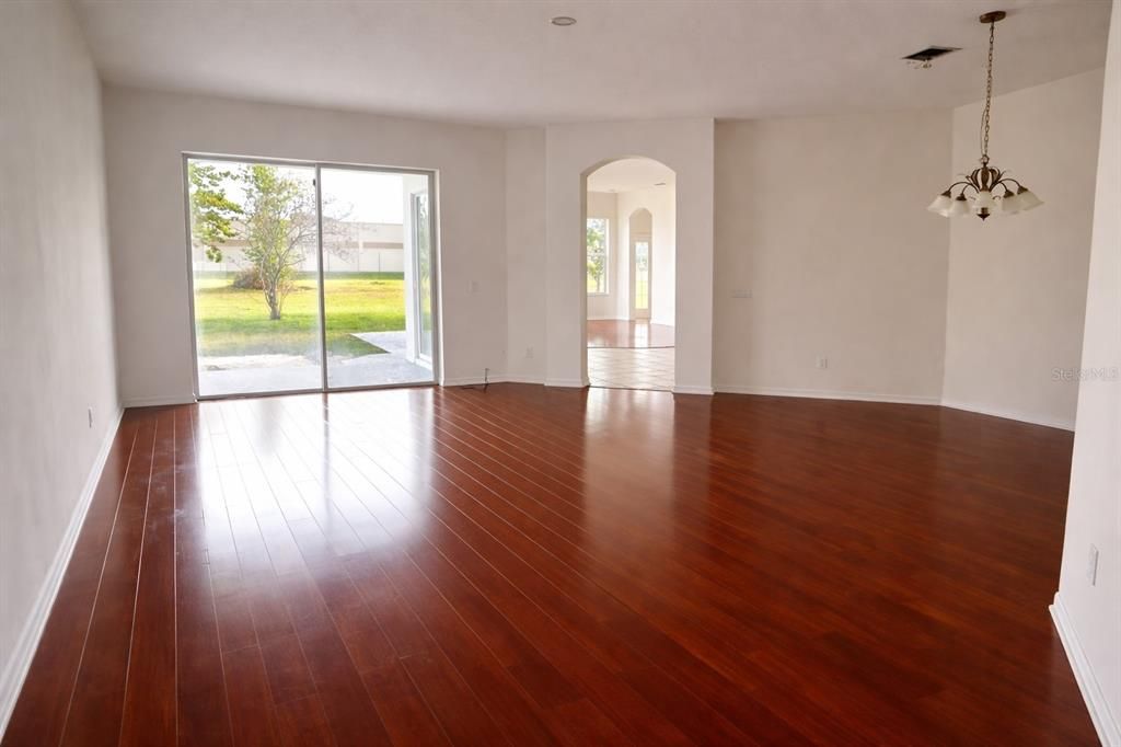 出租: $3,200 (5 贝兹, 3 浴室, 2544 平方英尺)