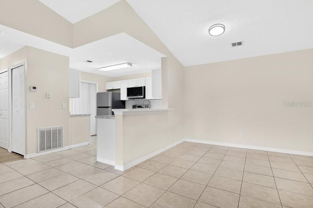 For Rent: $1,900 (3 beds, 2 baths, 1193 Square Feet)