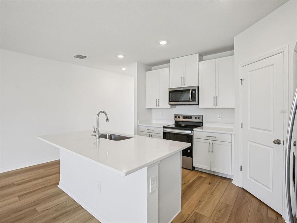 На продажу: $370,100 (4 спален, 2 ванн, 2503 Квадратных фут)