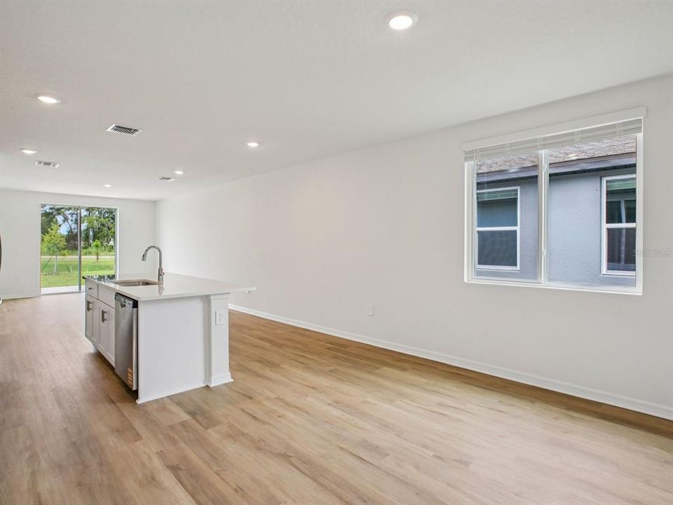 На продажу: $322,490 (3 спален, 2 ванн, 1483 Квадратных фут)