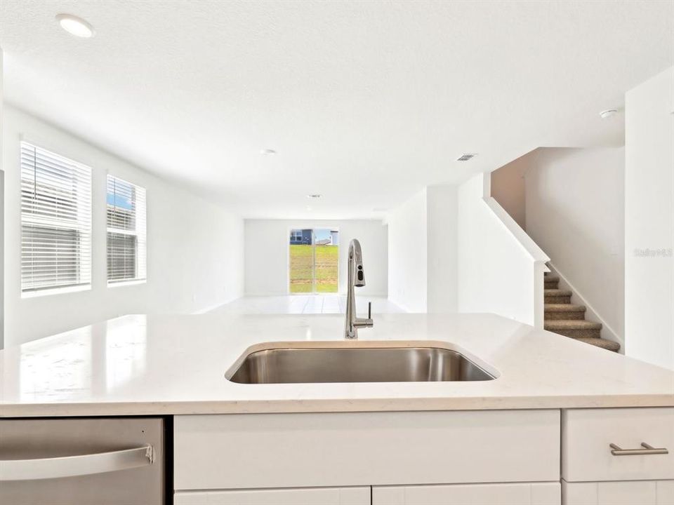 На продажу: $358,190 (4 спален, 2 ванн, 2503 Квадратных фут)