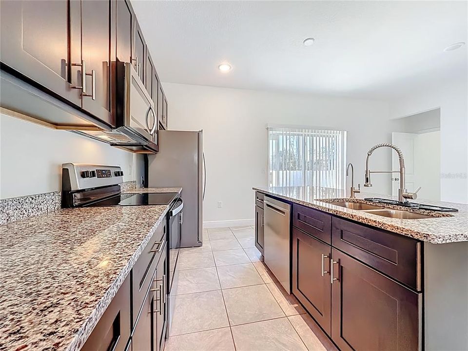 На продажу: $315,000 (4 спален, 2 ванн, 1578 Квадратных фут)