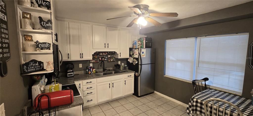 待售: $175,000 (2 贝兹, 1 浴室, 830 平方英尺)