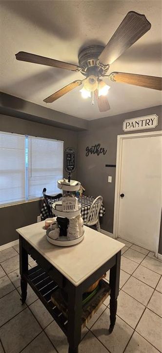 待售: $175,000 (2 贝兹, 1 浴室, 830 平方英尺)