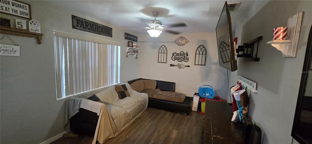 待售: $175,000 (2 贝兹, 1 浴室, 830 平方英尺)