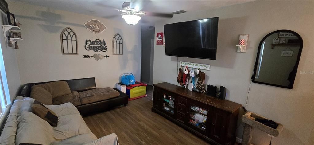 待售: $175,000 (2 贝兹, 1 浴室, 830 平方英尺)