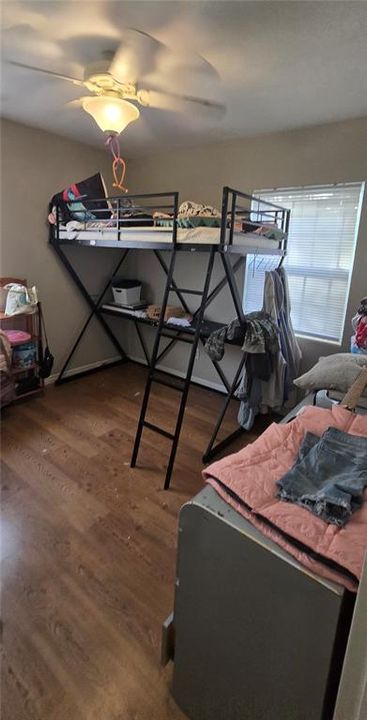 待售: $175,000 (2 贝兹, 1 浴室, 830 平方英尺)