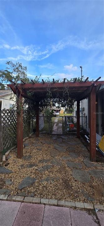 待售: $175,000 (2 贝兹, 1 浴室, 830 平方英尺)