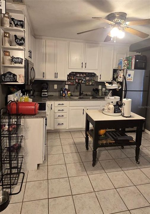 待售: $175,000 (2 贝兹, 1 浴室, 830 平方英尺)