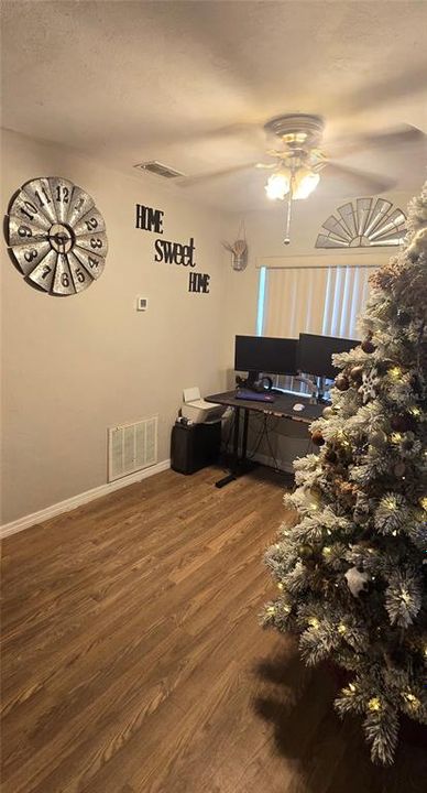 待售: $175,000 (2 贝兹, 1 浴室, 830 平方英尺)