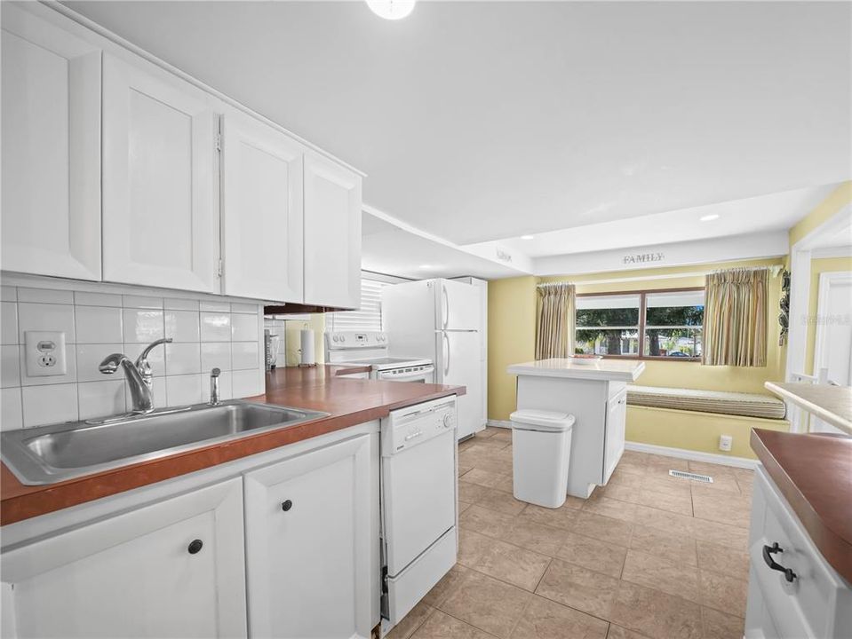 For Sale: $120,000 (2 beds, 2 baths, 878 Square Feet)