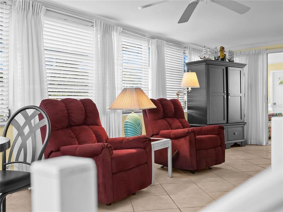 For Sale: $120,000 (2 beds, 2 baths, 878 Square Feet)