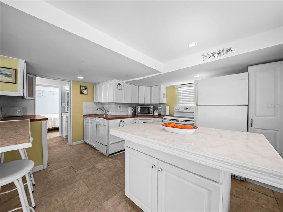 For Sale: $120,000 (2 beds, 2 baths, 878 Square Feet)