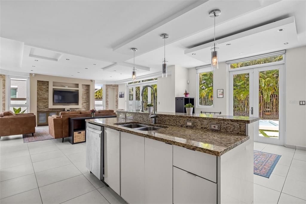 合同活跃: $1,080,000 (4 贝兹, 3 浴室, 3531 平方英尺)