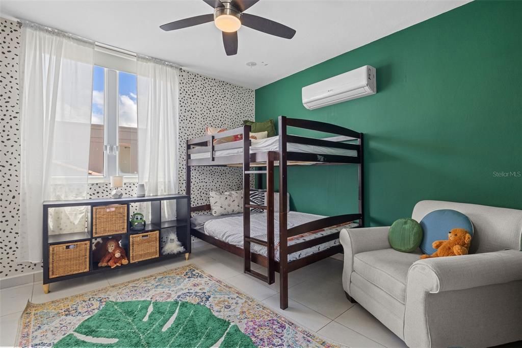 合同活跃: $1,080,000 (4 贝兹, 3 浴室, 3531 平方英尺)