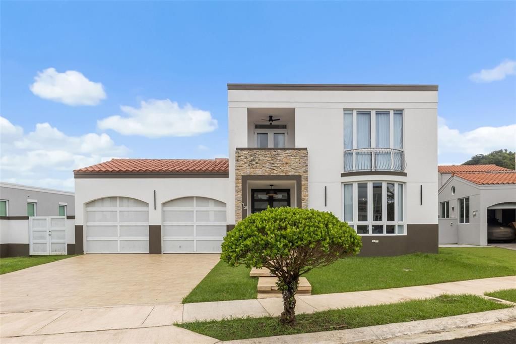 合同活跃: $1,080,000 (4 贝兹, 3 浴室, 3531 平方英尺)