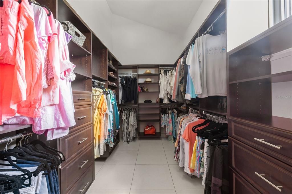 合同活跃: $1,080,000 (4 贝兹, 3 浴室, 3531 平方英尺)