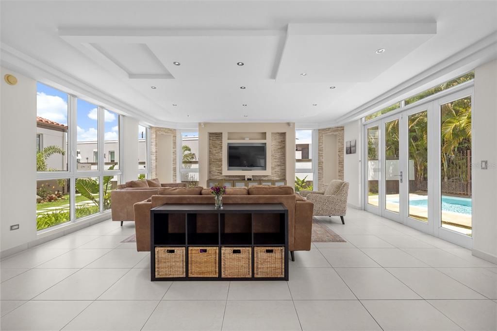 合同活跃: $1,080,000 (4 贝兹, 3 浴室, 3531 平方英尺)