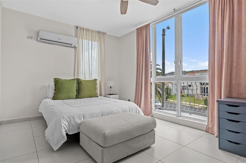 合同活跃: $1,080,000 (4 贝兹, 3 浴室, 3531 平方英尺)