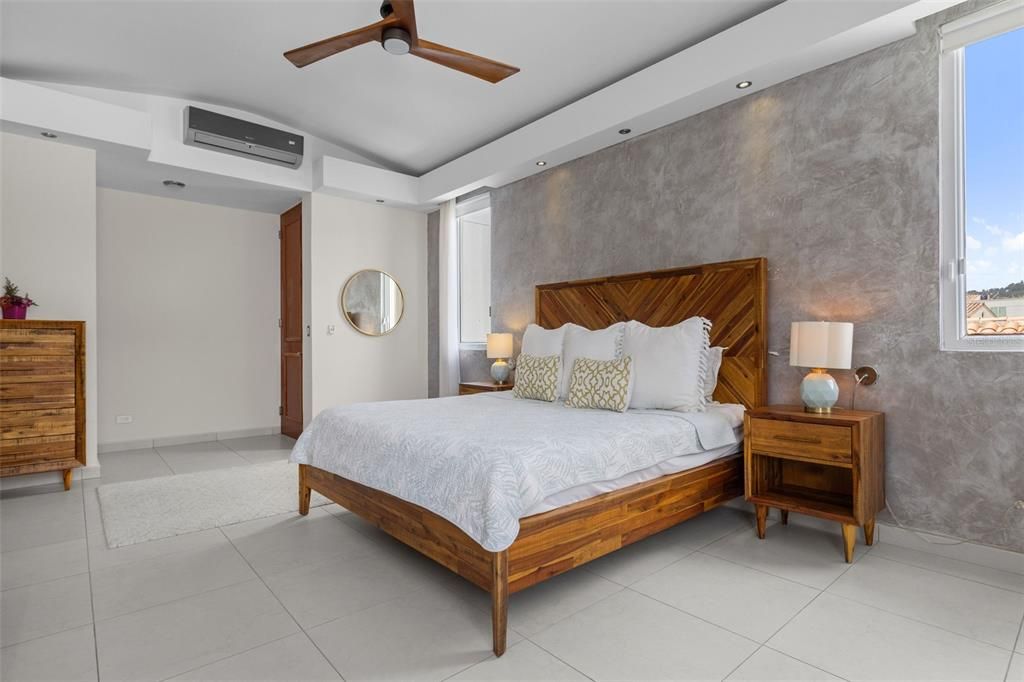 合同活跃: $1,080,000 (4 贝兹, 3 浴室, 3531 平方英尺)