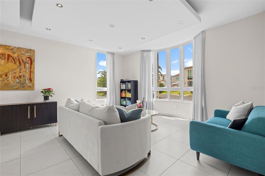 合同活跃: $1,080,000 (4 贝兹, 3 浴室, 3531 平方英尺)