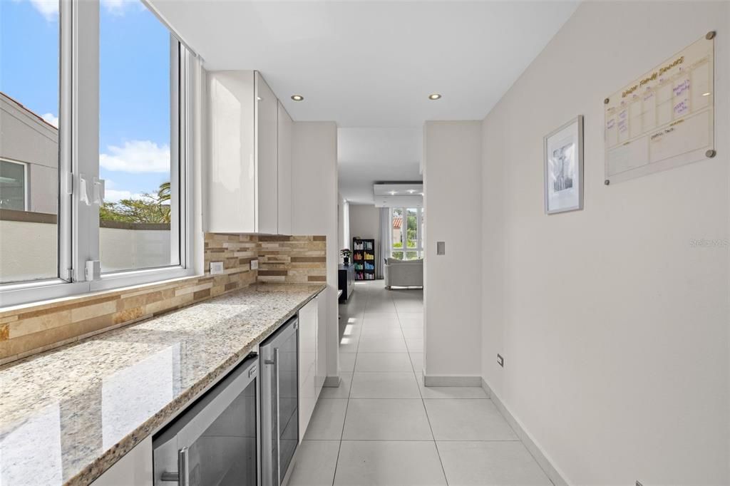 合同活跃: $1,080,000 (4 贝兹, 3 浴室, 3531 平方英尺)