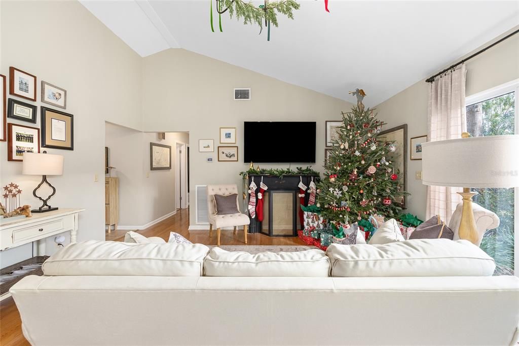 For Sale: $459,000 (3 beds, 3 baths, 1748 Square Feet)