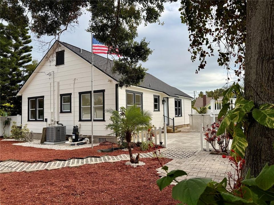 For Sale: $635,000 (3 beds, 2 baths, 1168 Square Feet)