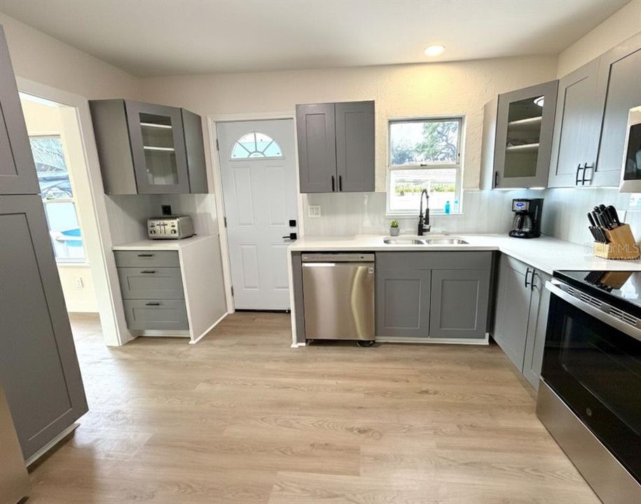 For Sale: $635,000 (3 beds, 2 baths, 1168 Square Feet)