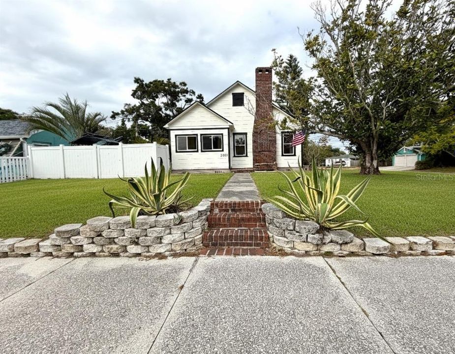 For Sale: $635,000 (3 beds, 2 baths, 1168 Square Feet)