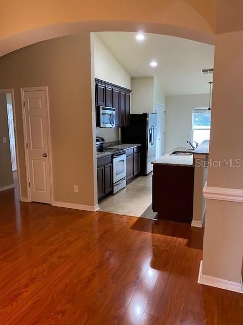 出租: $2,700 (4 贝兹, 3 浴室, 2205 平方英尺)