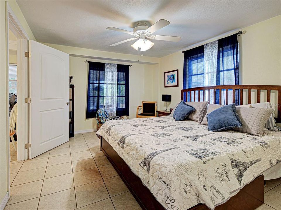 На продажу: $215,000 (2 спален, 2 ванн, 1101 Квадратных фут)