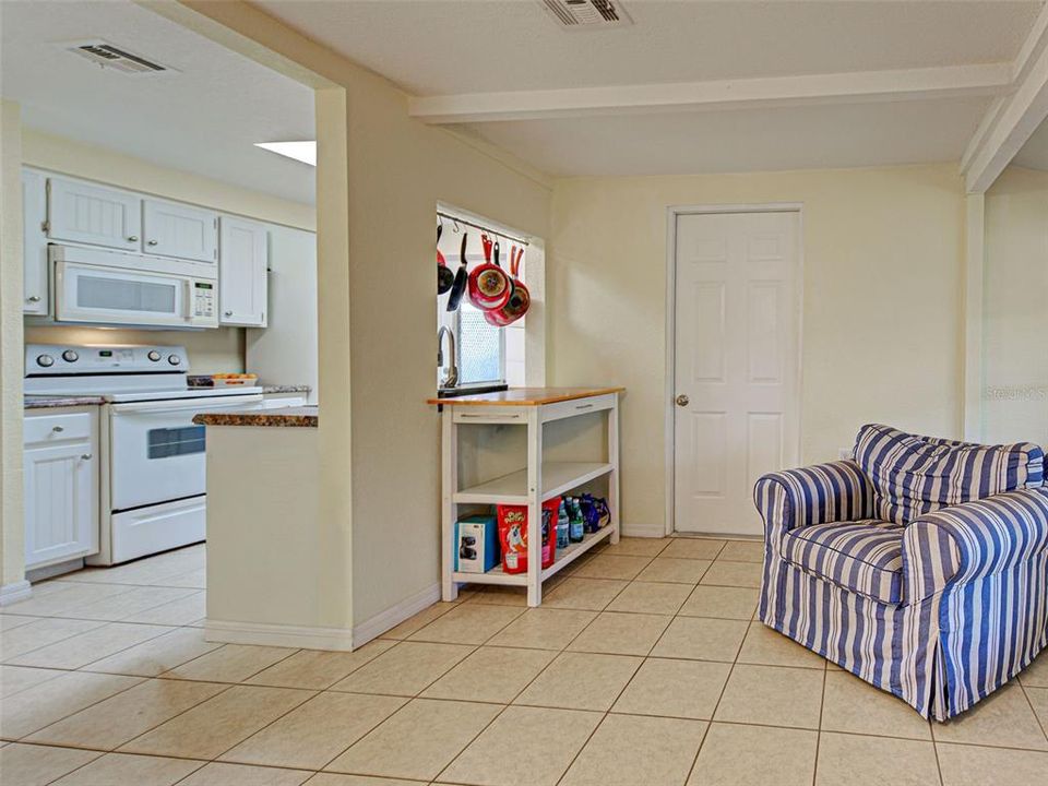 На продажу: $215,000 (2 спален, 2 ванн, 1101 Квадратных фут)