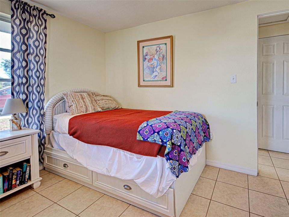 На продажу: $215,000 (2 спален, 2 ванн, 1101 Квадратных фут)