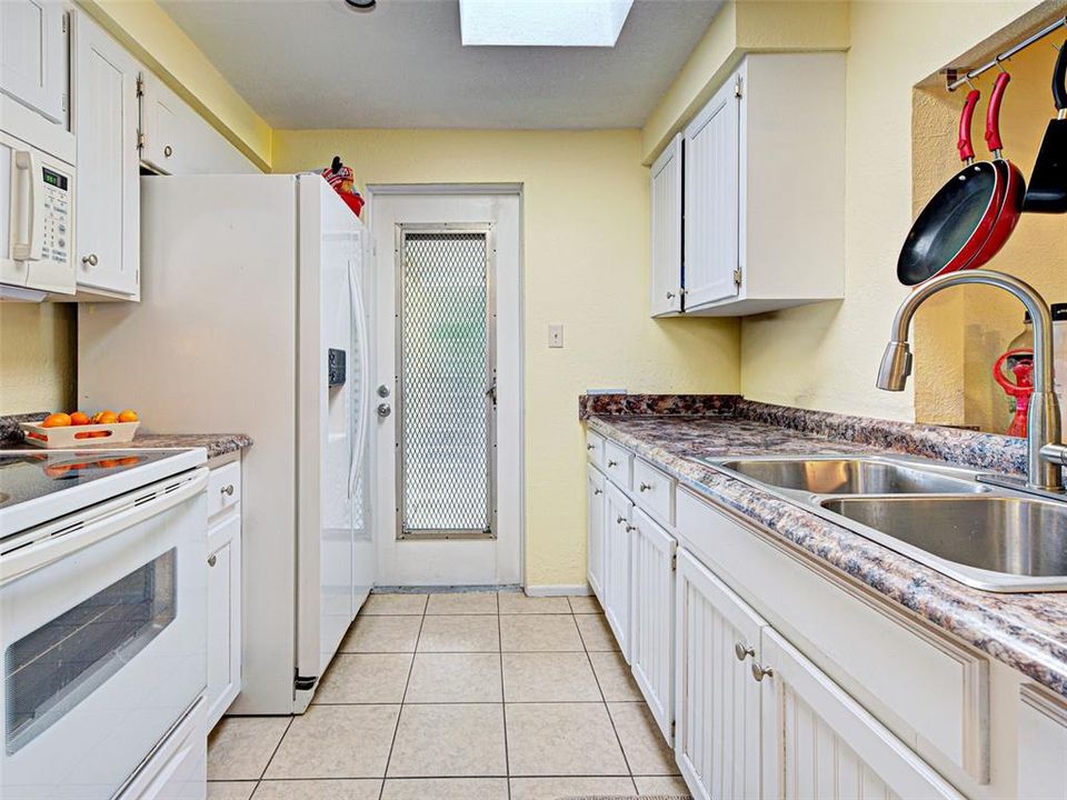 На продажу: $215,000 (2 спален, 2 ванн, 1101 Квадратных фут)