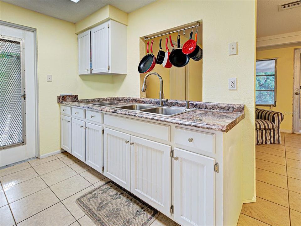 На продажу: $215,000 (2 спален, 2 ванн, 1101 Квадратных фут)