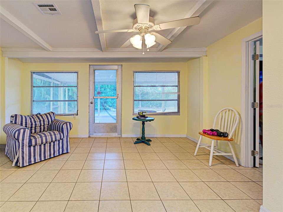 На продажу: $215,000 (2 спален, 2 ванн, 1101 Квадратных фут)