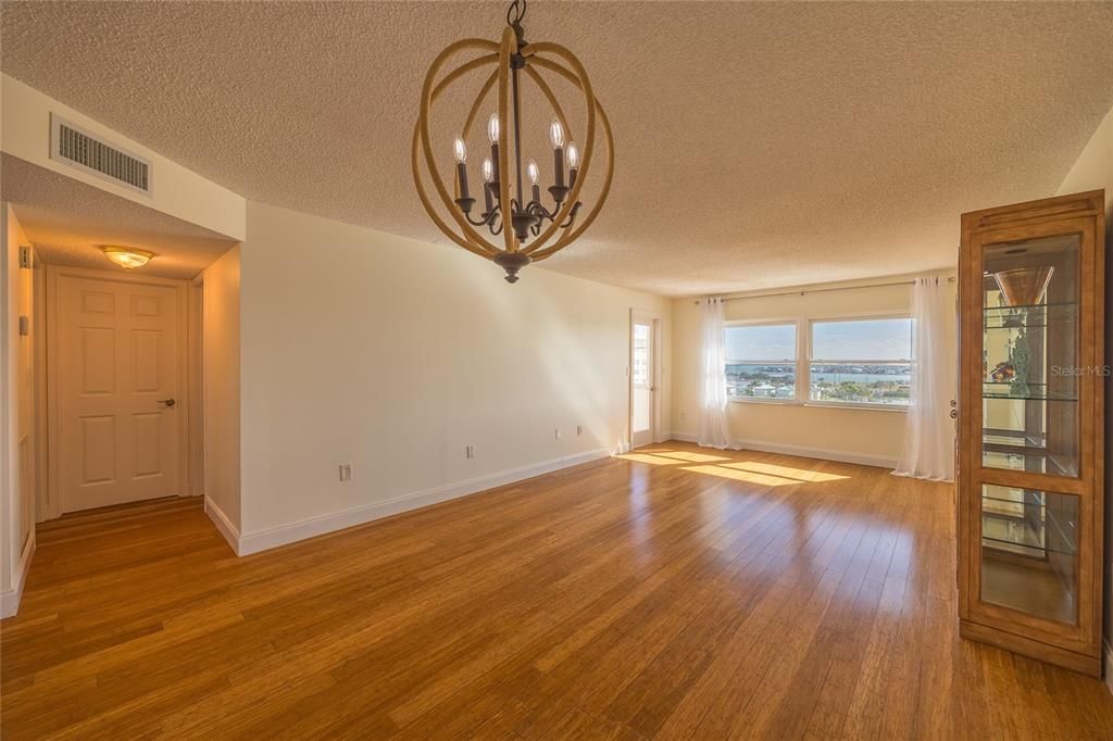 出租: $2,500 (2 贝兹, 2 浴室, 1050 平方英尺)