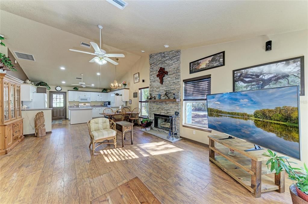 На продажу: $565,000 (3 спален, 2 ванн, 1392 Квадратных фут)