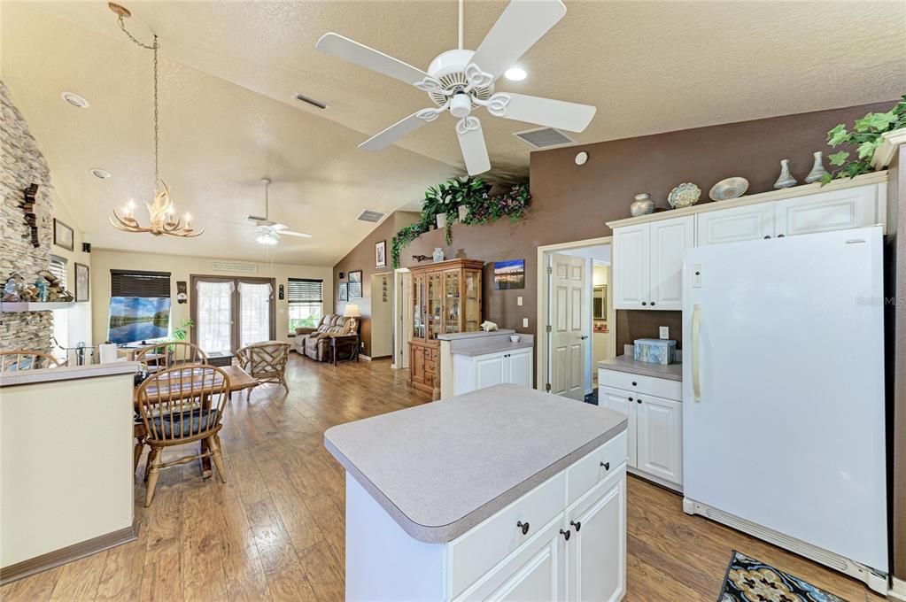 На продажу: $565,000 (3 спален, 2 ванн, 1392 Квадратных фут)