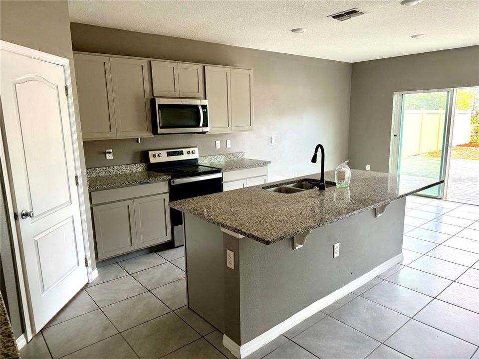 En Venta: $399,000 (5 camas, 3 baños, 2601 Pies cuadrados)