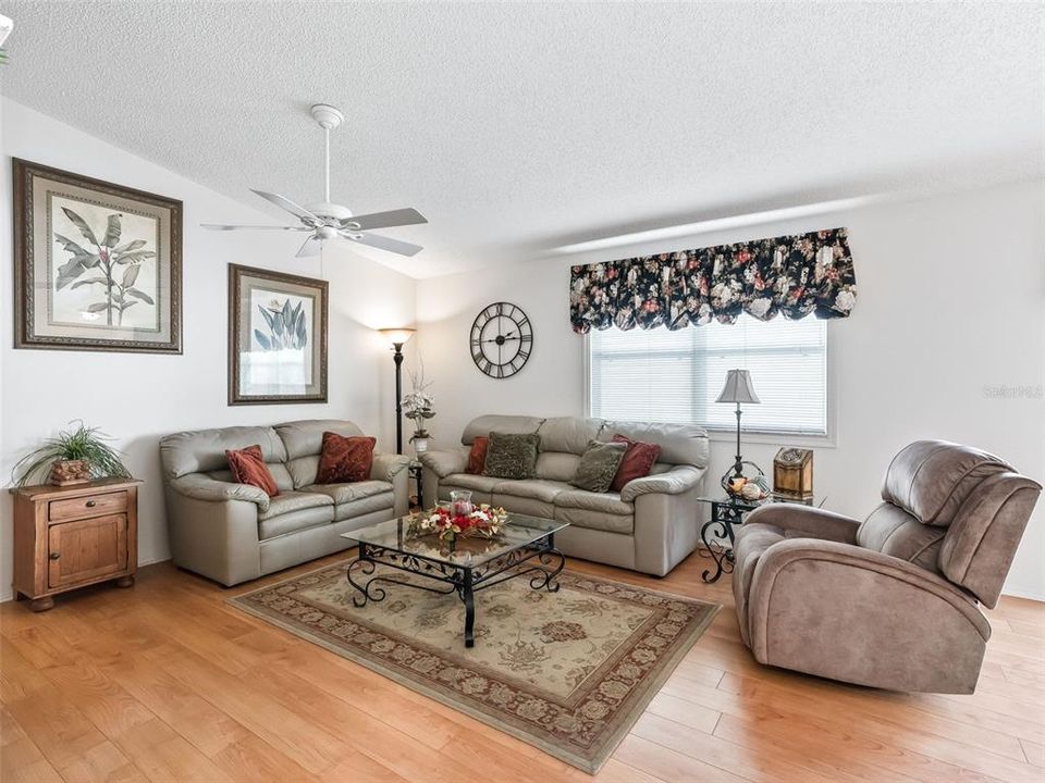 待售: $298,000 (2 贝兹, 2 浴室, 1188 平方英尺)